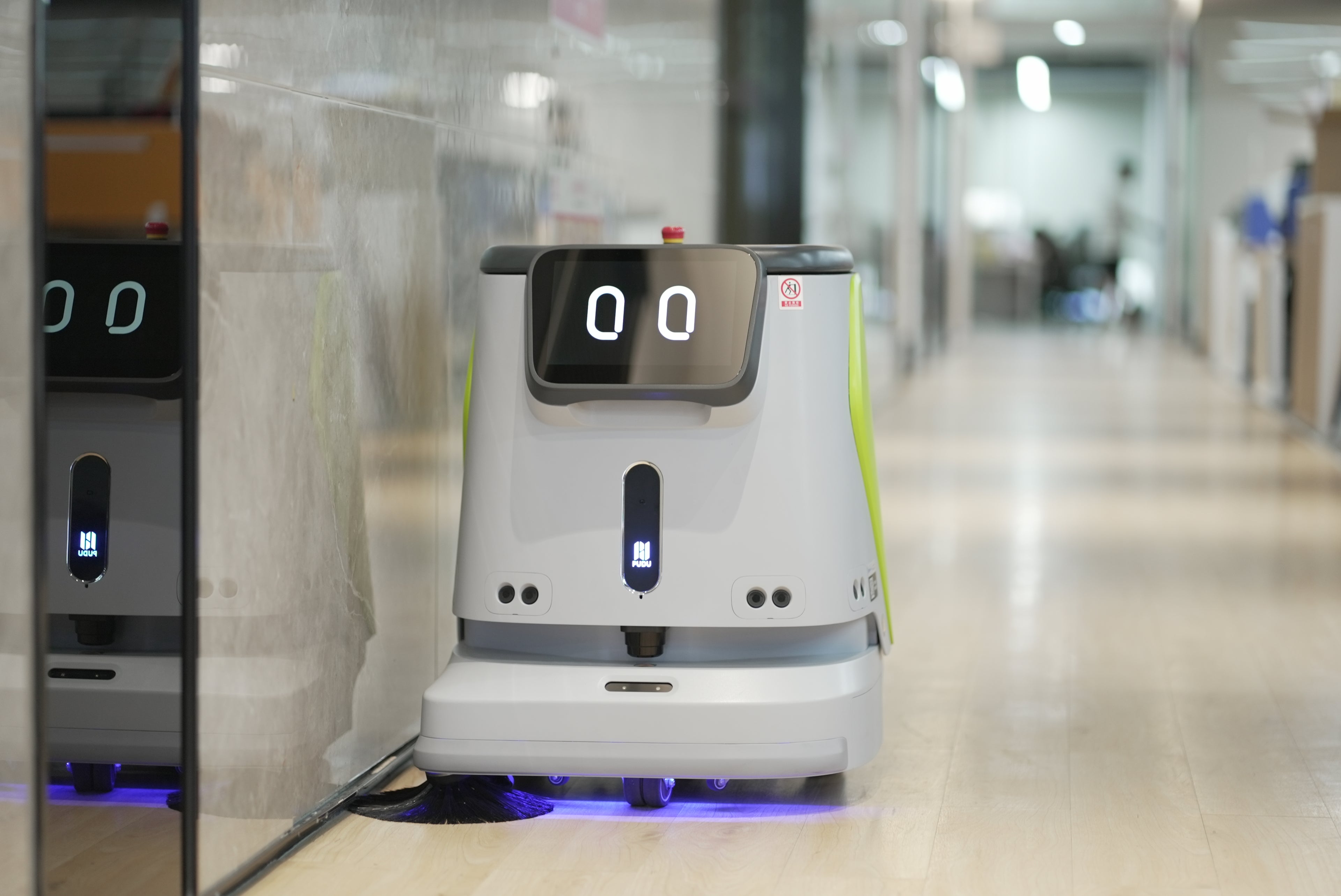 Pudu CC1 – Intelligent 4-in-1 Commercial Cleaning Robot