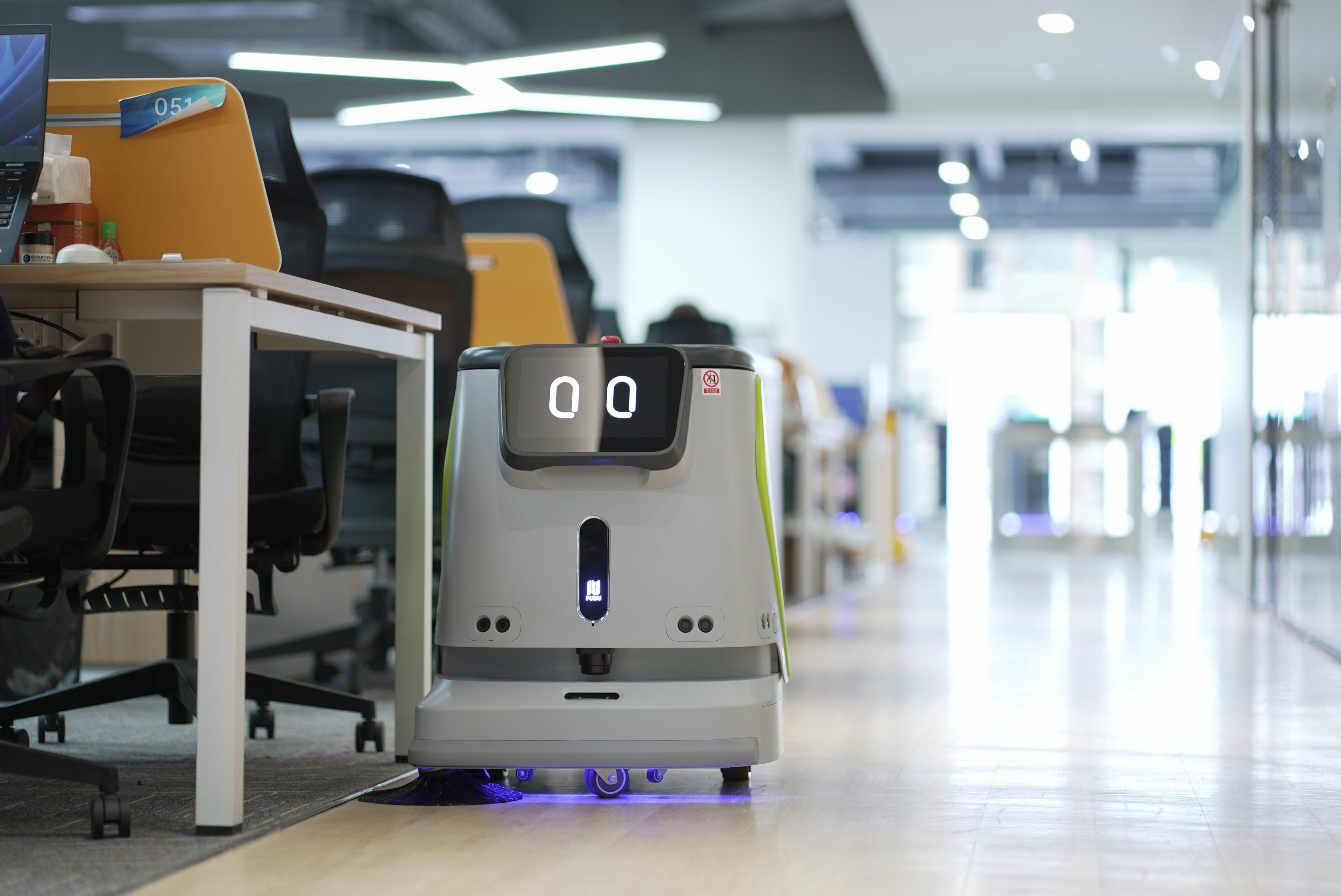Pudu CC1 – Intelligent 4-in-1 Commercial Cleaning Robot