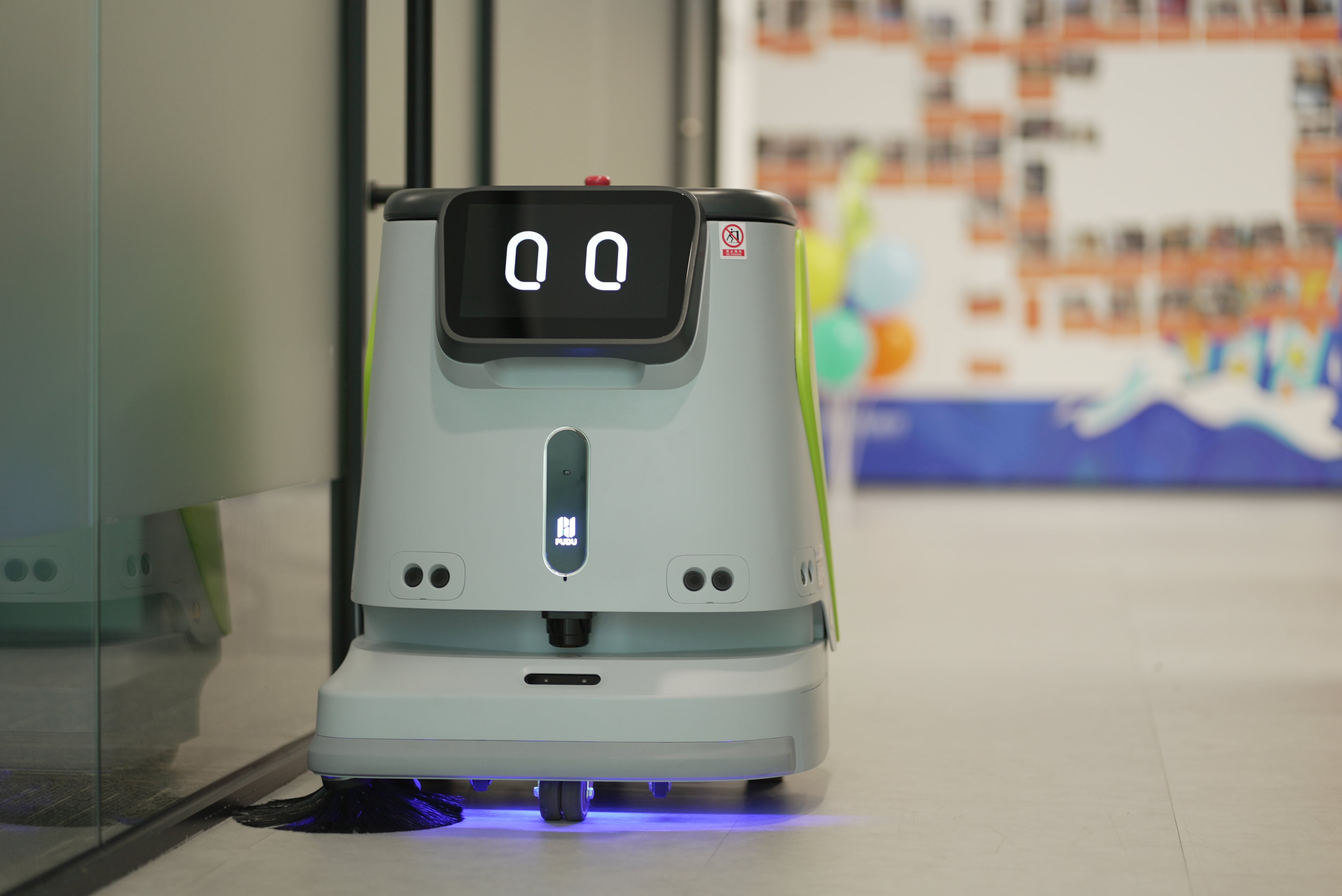 Pudu CC1 – Intelligent 4-in-1 Commercial Cleaning Robot